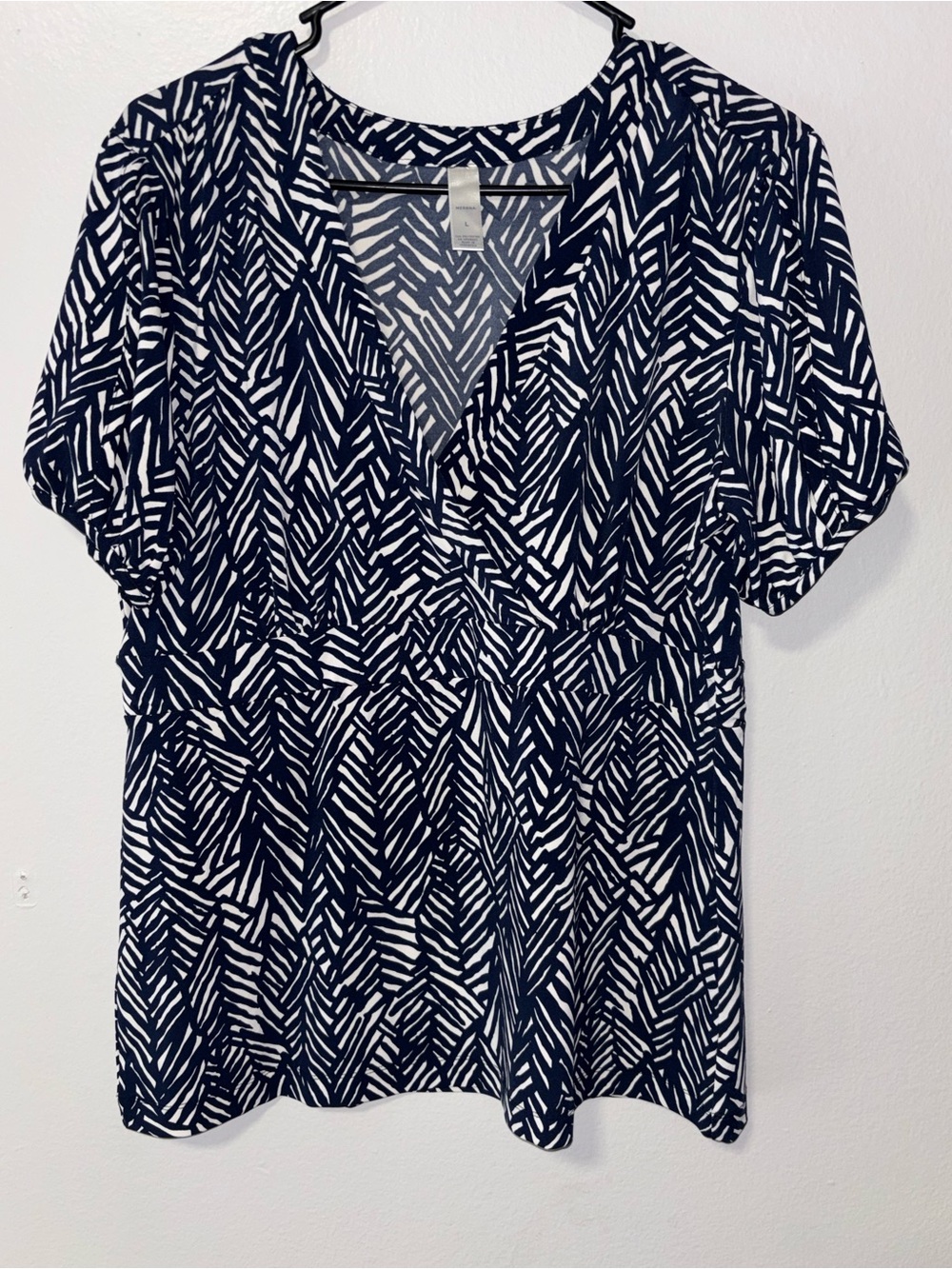 Women’s Navy and White V-Neck Printed Top - Classic Everyday Style